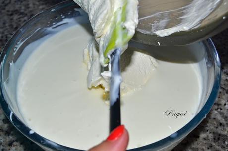Tarta de yogur griego con cobertura de mermelada de moras silvestres
