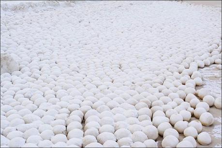 Bolas de nieve gigantes han aparecido en la costa siberiana