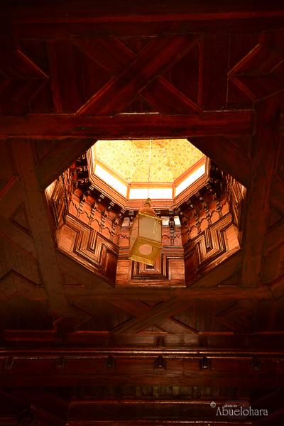 La luz del sol entra por las cúpulas de madera tallada de cedro. Viaje_Marrakech_Abuelohara