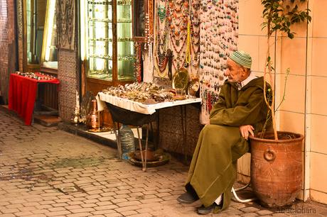 Anciano en una calle de Marrakech junto a su tienda. Fotografía_Marrakech_Abuelohara
