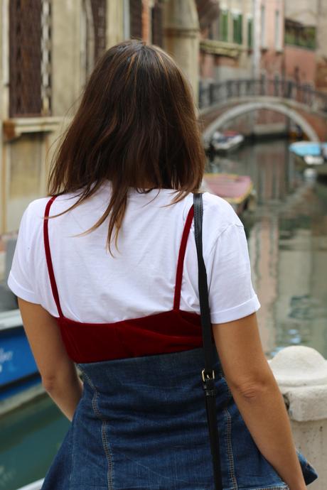 vestido de terciopelo rojo Zara