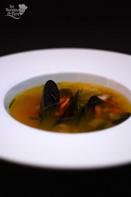 Sopa-de-ajo-vegetales-y-mejillones-06