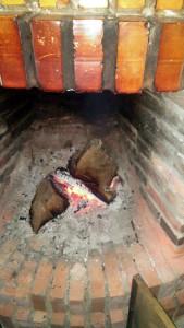 Al calor de la chimenea: demonio bueno en su nido de madera Chimenea