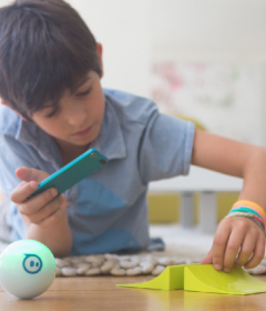 Sphero niño jugando