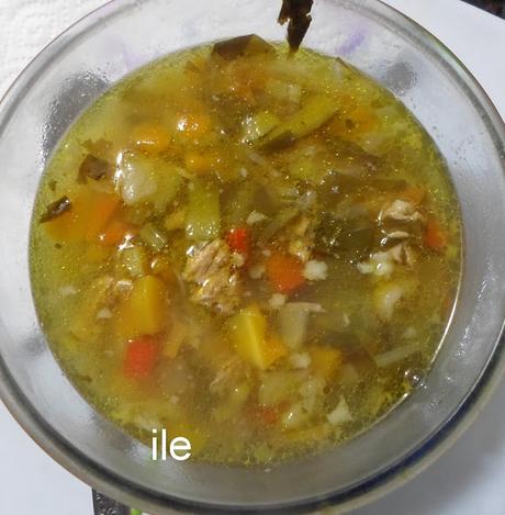 Sopa de cerdo y verduras