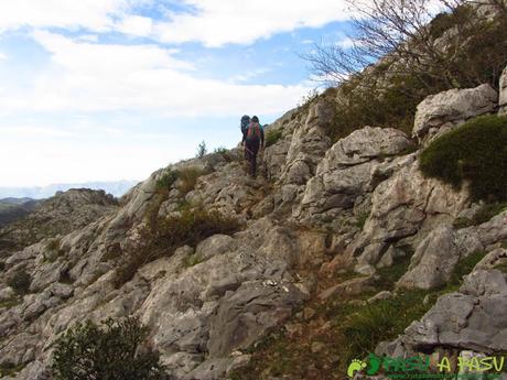 Sendero entre roca