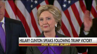 Clinton llegó para hacer frente a los partidarios a un montón de vítores y aplausos de la multitud reunida. Clinton llegó para hacer frente a los partidarios a un montón de vítores y aplausos de la multitud reunida.