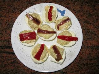 HUEVOS RELLENOS DE AGUACATE Y ATÚN