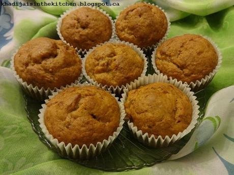 MUFFINS AUX BANANES ET KAKI / BANANA PERSIMMON MUFFINS / MUFFINS CON BANANA Y CAQUI / مافن الموز و التين الكاكي