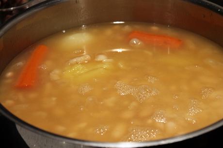 Alubias blancas con codornices y setas Alubias blancas con codornices y setas