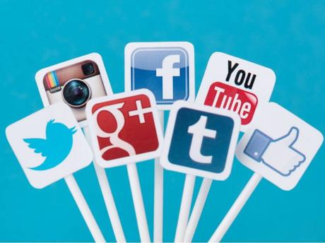 “¿Cómo ayudan las redes sociales a generar ventas en tu empresa?” “¿Cómo ayudan las redes sociales a generar ventas en tu empresa?”