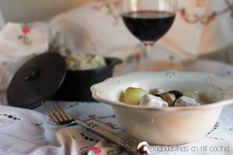 Cómo preparar blanqueta de ternera con guarnición a la antigua y arroz pilaf al horno. Receta y paso a paso