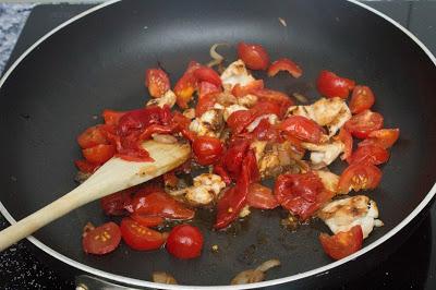Pollo con verduras macerado en kepchup
