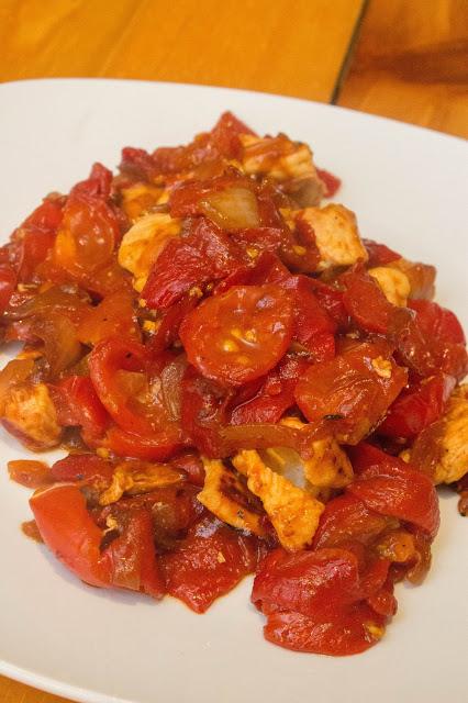 Pollo con verduras macerado en kepchup Pollo con verduras macerado en kepchup