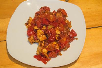 Pollo con verduras macerado en kepchup Pollo con verduras macerado en kepchup