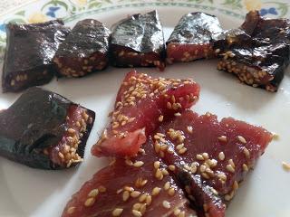 TATAKI o DADOS DE ATUN ROJO ENVUELTOS EN ALGA NORI CON ACEITE DE SESAMO Y AJONJOLI A LA PLANCHA