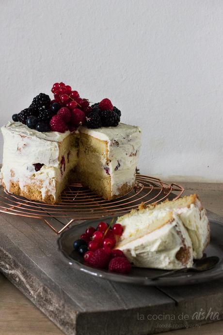 Bizcocho genovés con crema de limón y frutos del bosque para felicitar a April