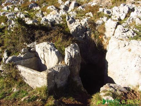 Bebedero y cueva en Pregüeles