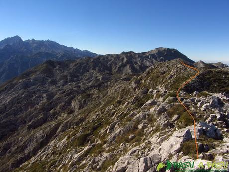 Camino a la cima gemela del Cuetón