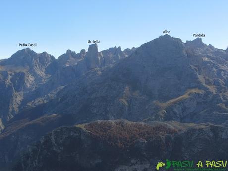 Vista de Peña Castil, Picu Urriellu y Párdida desde el Cuetón