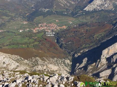 Vista de Arenas de Cabrales desde el Cuetón