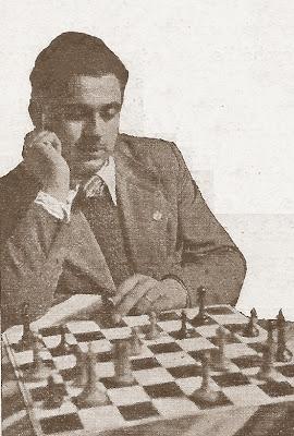 Estanislau Puig Ambrós durante el Concurso de Problemas Penya Obertura en 1937