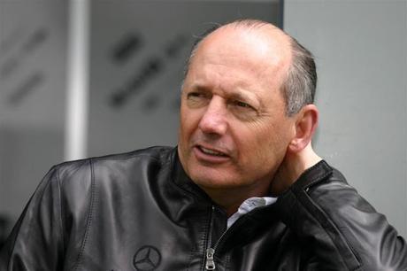 Ron Dennis se ve forzado a abandonar el equipo McLaren