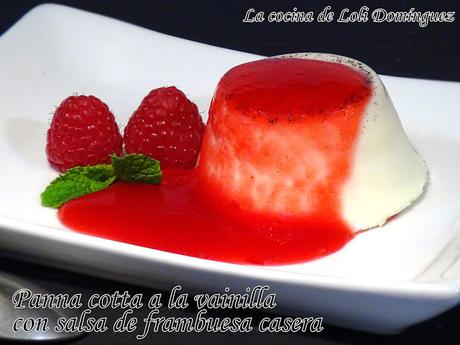 Panna cotta o panacota a la vainilla con salsa de frambuesa casera Panna cotta o panacota a la vainilla con salsa de frambuesa casera