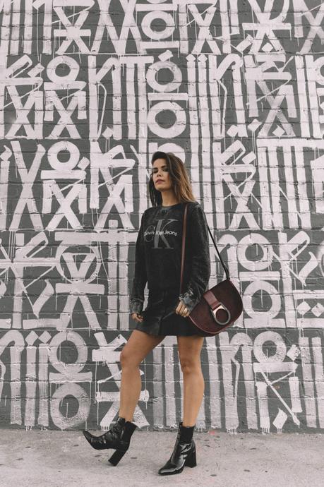 calvin_klein_bag-burgundy_bag-ck_sweatshirt-leather_shirt-total_black_outfit-street_style-los_angeles-collage_vintage-22