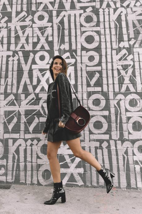 calvin_klein_bag-burgundy_bag-ck_sweatshirt-leather_shirt-total_black_outfit-street_style-los_angeles-collage_vintage-23