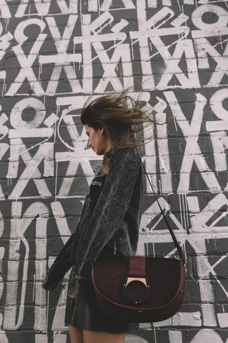 calvin_klein_bag-burgundy_bag-ck_sweatshirt-leather_shirt-total_black_outfit-street_style-los_angeles-collage_vintage