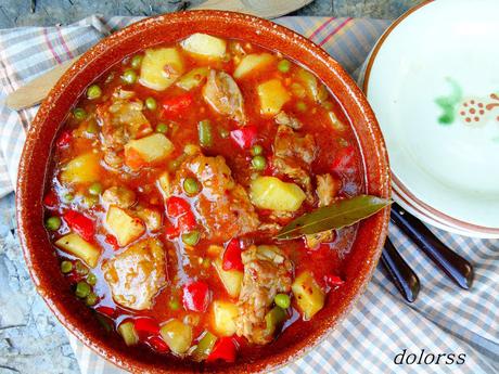 Guiso de costilla de cerdo con patatas y guisantes