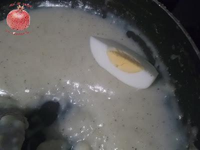 Croquetas de huevo con salsa de oporto y albahaca