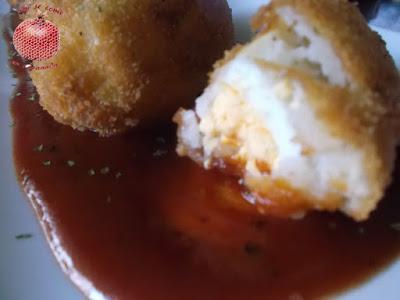 Croquetas de huevo con salsa de oporto y albahaca