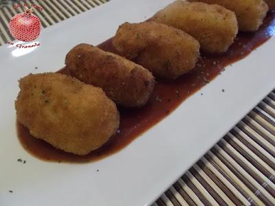 Croquetas de huevo con salsa de oporto y albahaca