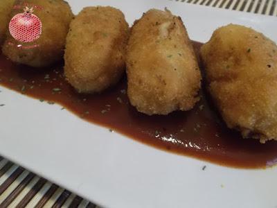 Croquetas de huevo con salsa de oporto y albahaca