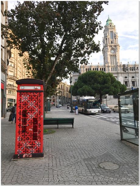 Siguen manteniendo las cabinas, aunque sin teléfono. Al fondo el ayuntamiento