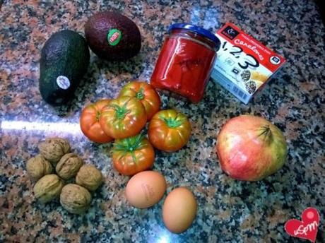 Ensalada de otoño con granadas nueces y aguacate