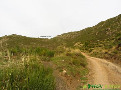Pico MOCOSO (1.989 m.) y LAGUNAS DEL PÁRAMO desde LA PERAL (Somiedo) Subiendo a Las Machadas desde La Peral
