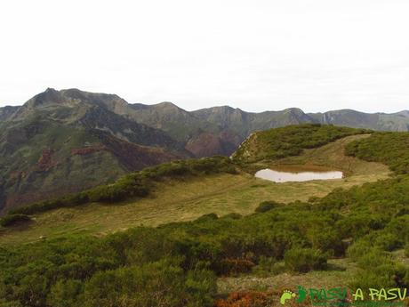 Pico MOCOSO (1.989 m.) y LAGUNAS DEL PÁRAMO desde LA PERAL (Somiedo) Primera laguna del páramo