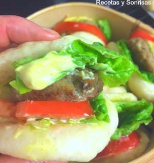 GUA BAO RELLENAS DE HAMBURGUESITAS ESPECIADAS Y MAYONESA CON CURRY