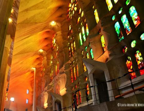 reflejos naranjas vidrieras sagrada familia