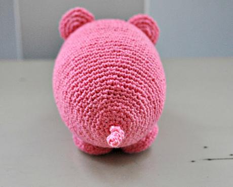 CERDITO DE GANCHILLO FUCSIA