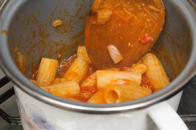 Menú de macarrones con tomate, lomo y espárragos