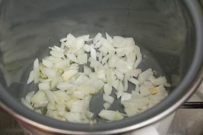 Menú de macarrones con tomate, lomo y espárragos