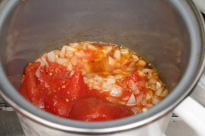 Menú de macarrones con tomate, lomo y espárragos
