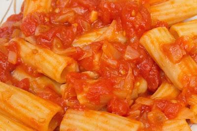 Menú de macarrones con tomate, lomo y espárragos