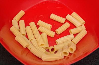 Menú de macarrones con tomate, lomo y espárragos