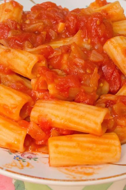 Menú de macarrones con tomate, lomo y espárragos