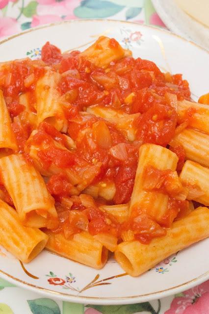 Menú de macarrones con tomate, lomo y espárragos